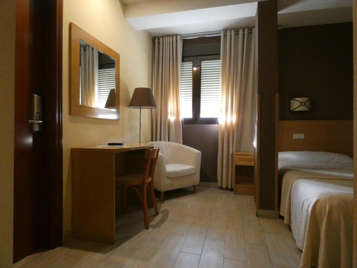 Hotel Vivar Grinon Exterior photo