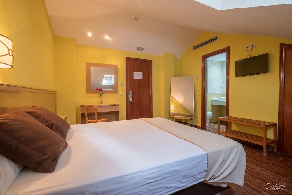 Hotel Vivar Grinon Exterior photo